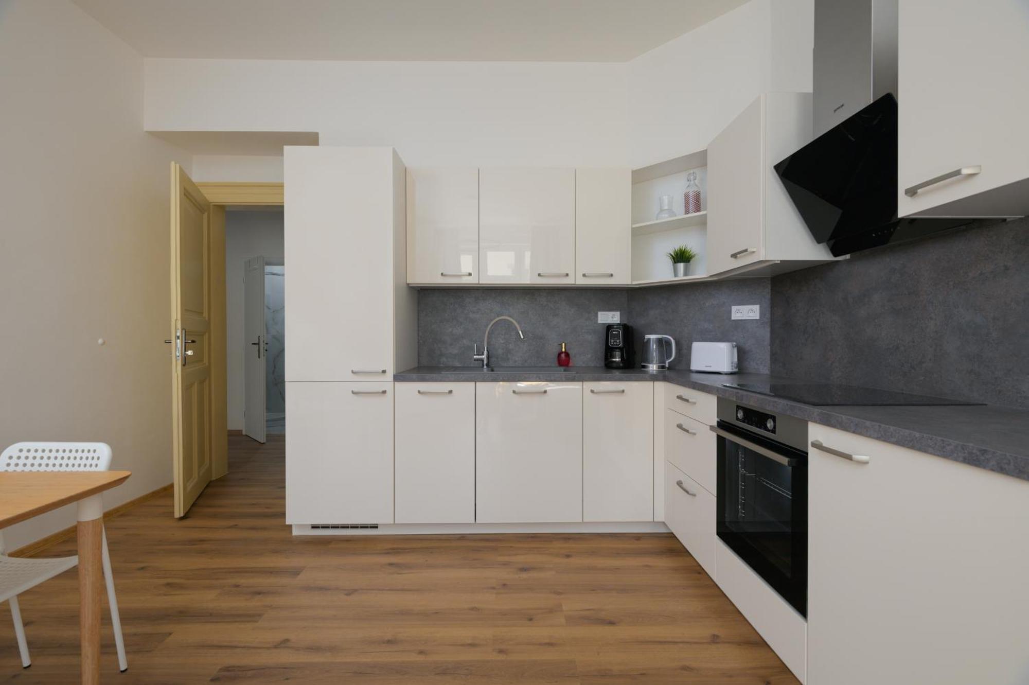 New&modern In Vibrant Area Near Centre!